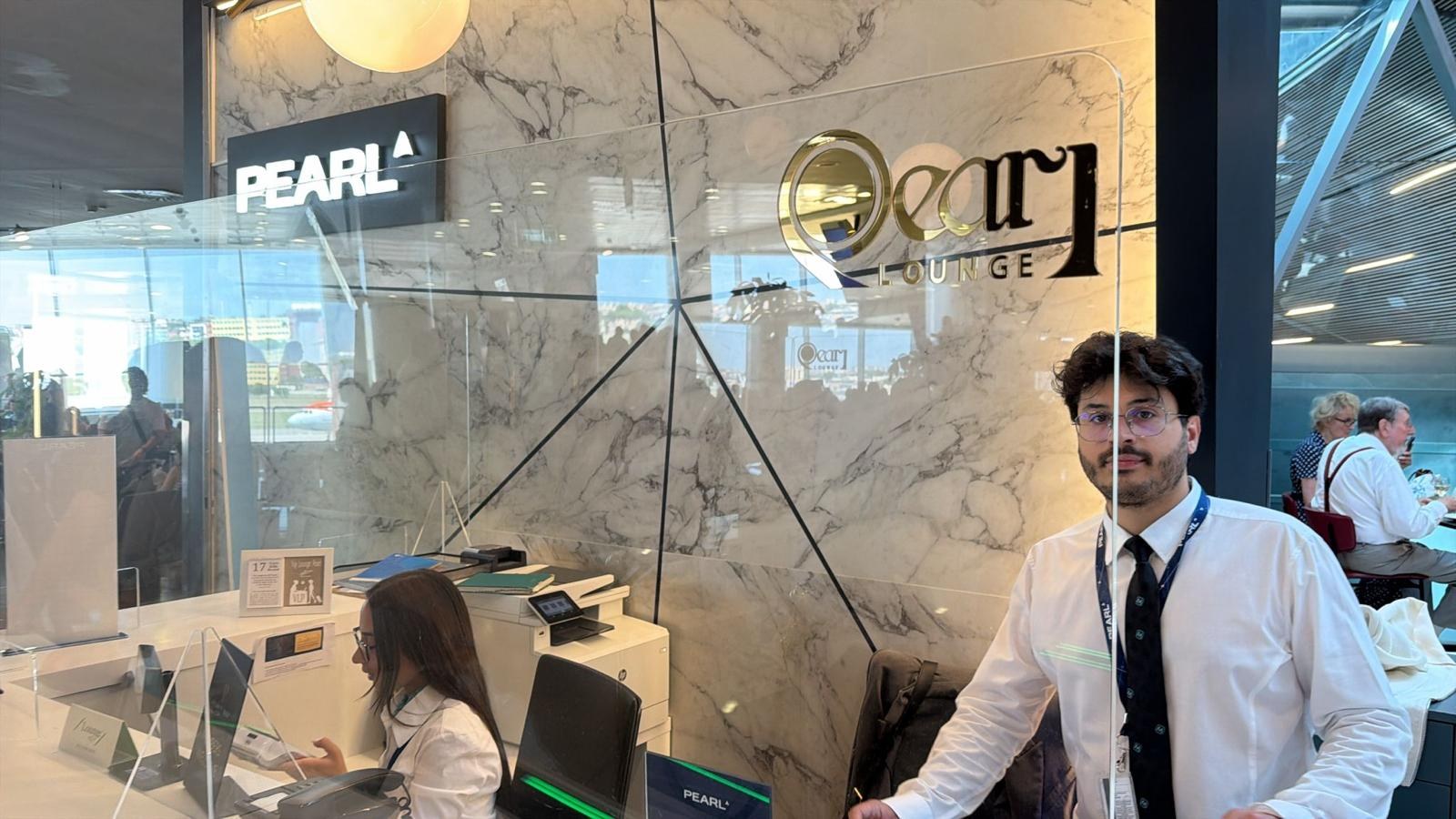 Pearl Lounge: parete in finitura marmorea e insegne